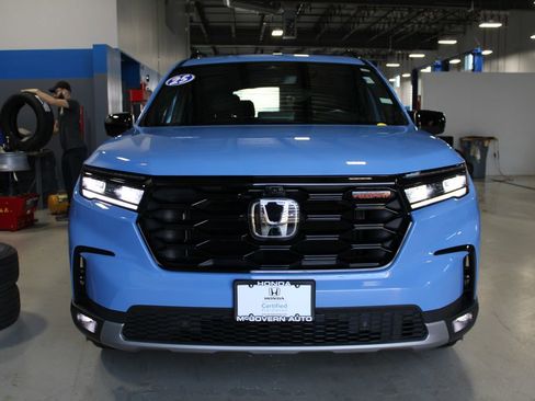 Certified 2025 Honda Pilot TrailSport image 3