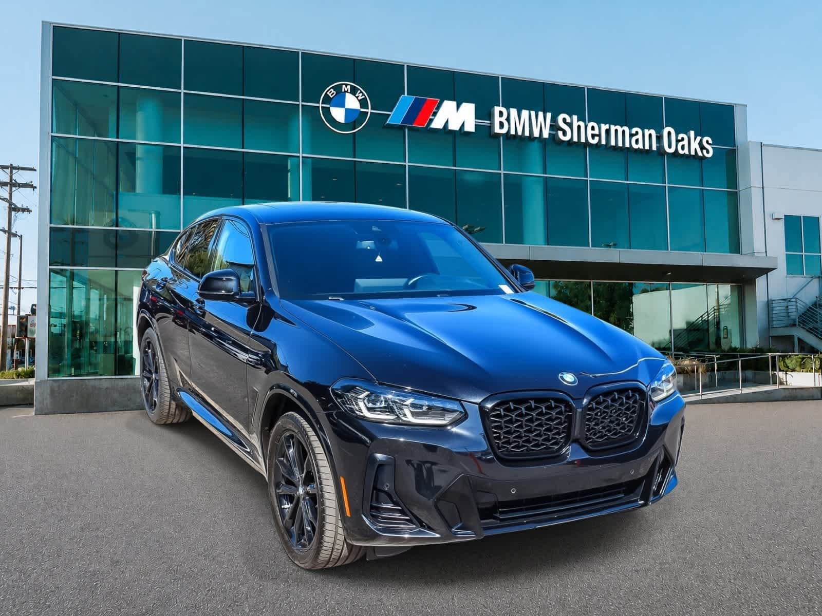 Used 2024 BMW X4 xDrive30i w/ M Sport Package AWD/4WD image 3