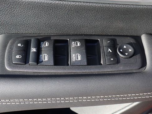 New 2026 Chrysler Pacifica Limited w/ Uconnect Theater Family Group image 10