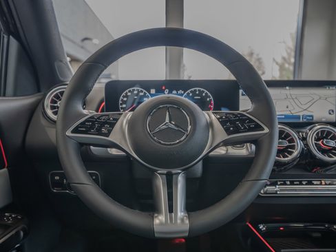 New 2026 Mercedes-Benz GLB 250 4MATIC image 9