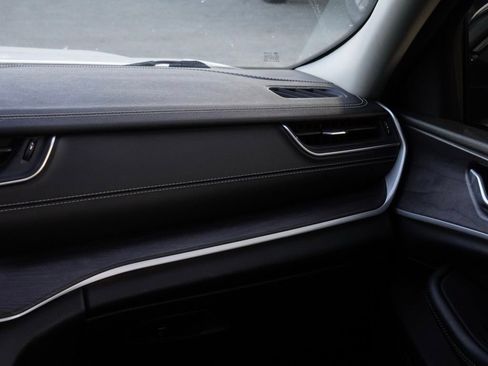 Used 2023 Jeep Grand Cherokee Limited image 24