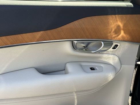 Certified 2022 Volvo XC90 T6 Momentum w/ Climate Package image 15