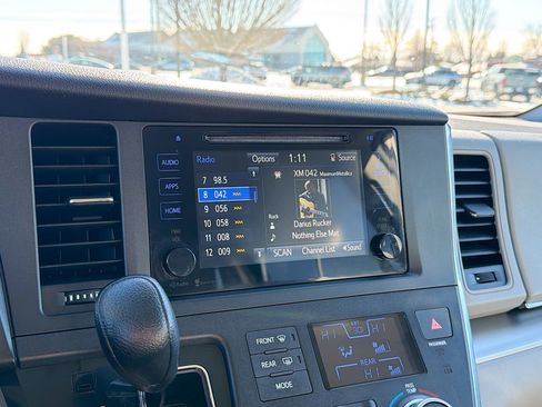 Used 2015 Toyota Sienna LE image 8