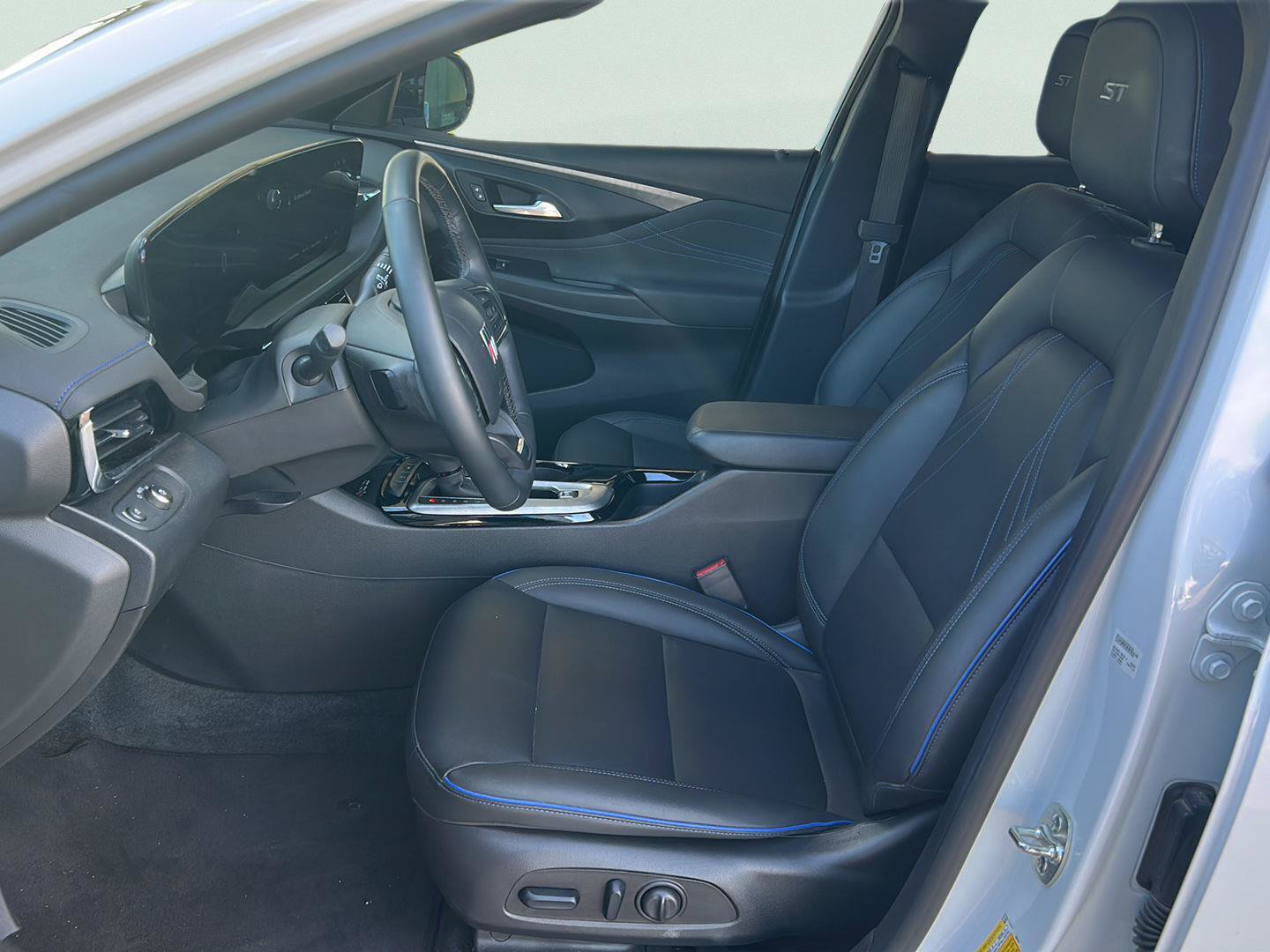 Used 2025 Buick Envista Sport Touring w/ Convenience I Package FWD image 7