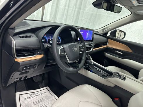 Used 2025 Toyota Grand Highlander AWD image 15