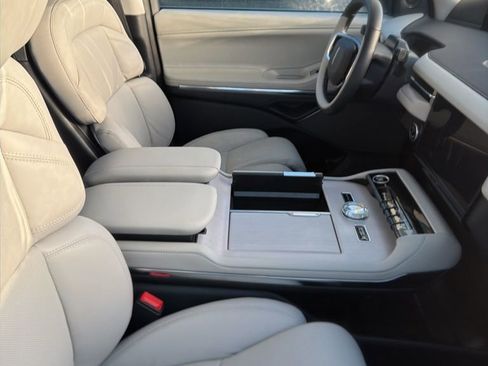 Used 2025 Lincoln Navigator Reserve image 11