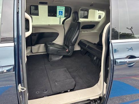 Used 2022 Chrysler Pacifica Touring-L FWD image 29