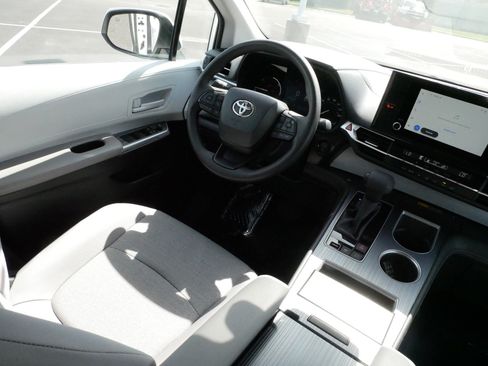 Certified 2026 Toyota Sienna LE FWD image 9