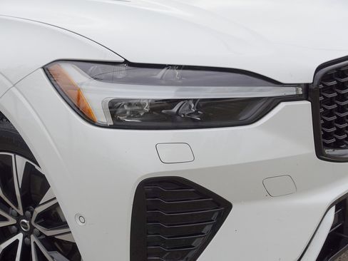 Used 2023 Volvo XC60 B5 Plus image 3