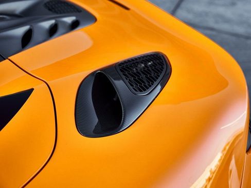 Used 2025 McLaren Artura Spider RWD image 17