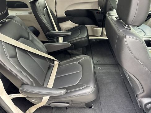 Used 2024 Chrysler Pacifica Touring-L FWD image 15