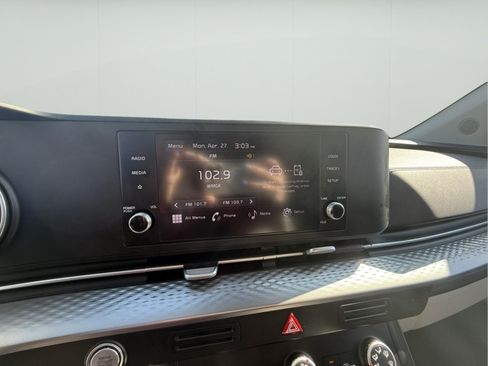 Used 2024 Kia Carnival LX FWD image 12