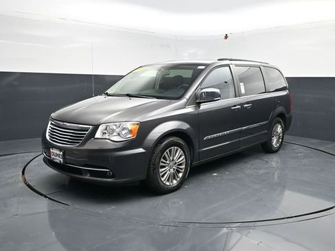 Used 2016 Chrysler Town & Country Touring-L w/ Driver Convenience Group image 4