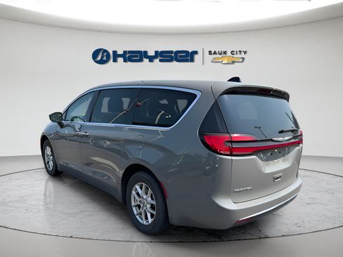 Used 2023 Chrysler Pacifica Touring-L FWD image 5