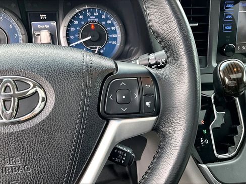 Used 2017 Toyota Sienna XLE image 24