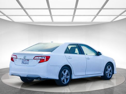Used 2014 Toyota Camry SE image 3