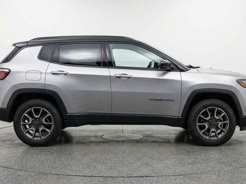 Used 2025 Jeep Compass Trailhawk AWD/4WD image 11