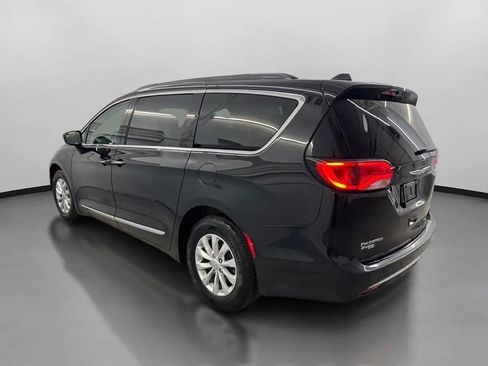 Used 2017 Chrysler Pacifica Touring-L image 7
