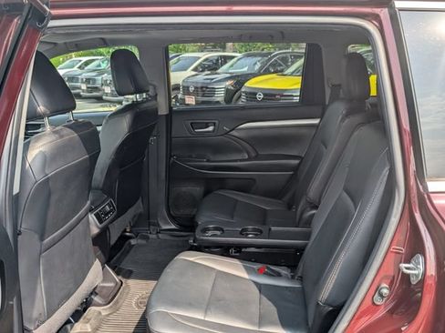 Used 2019 Toyota Highlander XLE AWD/4WD image 16