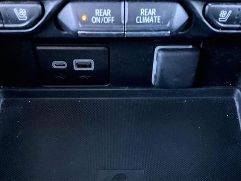 Used 2023 Chevrolet Suburban High Country image 32