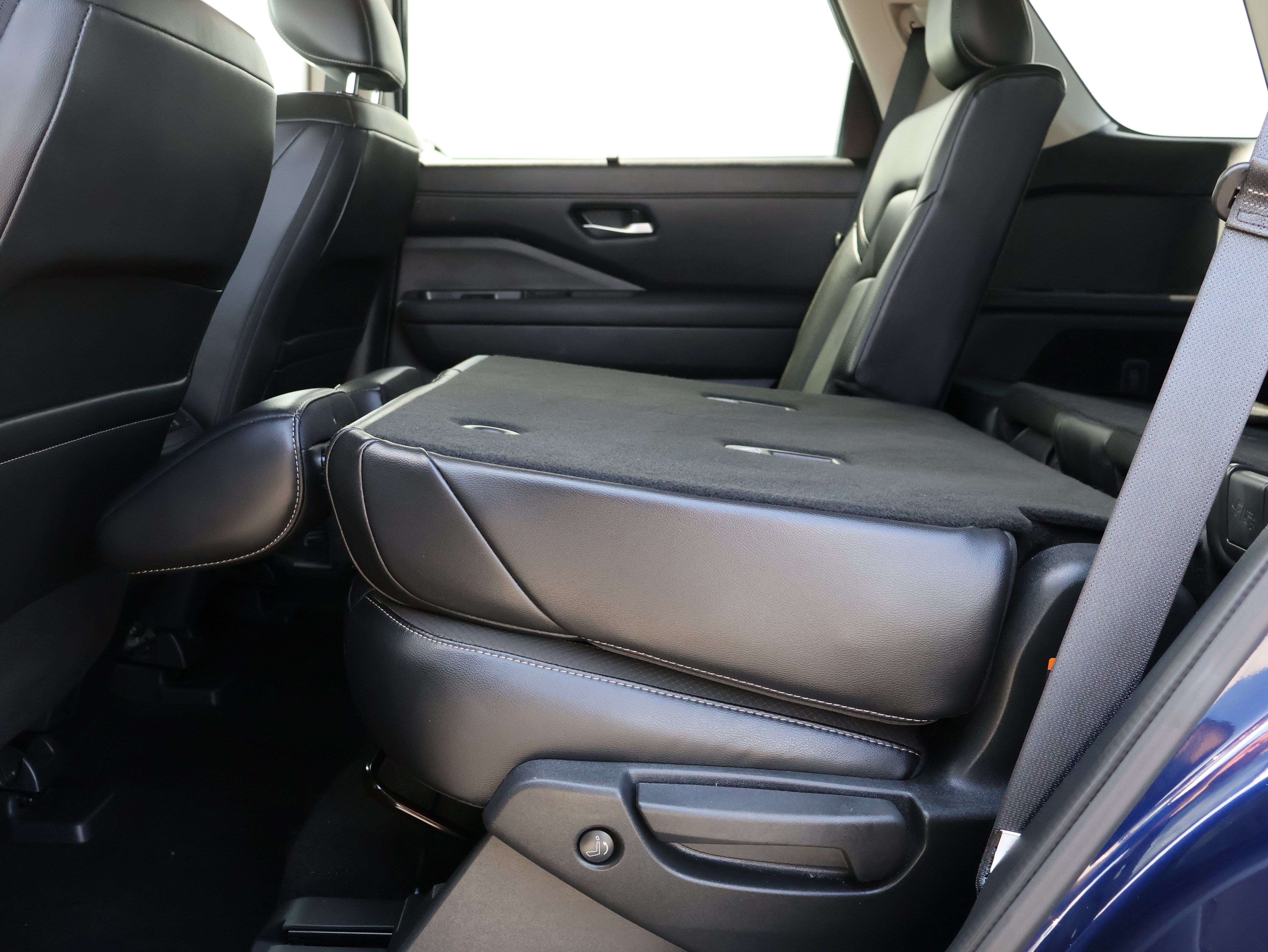 Used 2025 Nissan Pathfinder SL AWD/4WD image 10