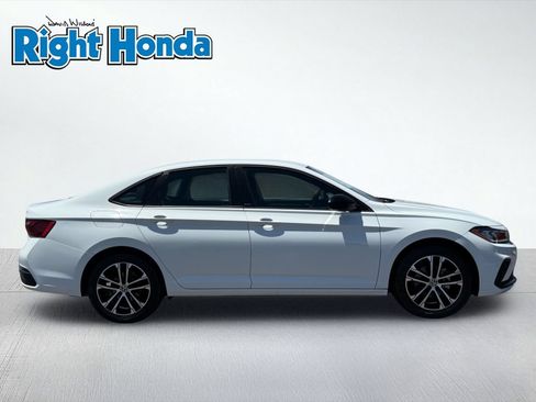 Used 2025 Volkswagen Jetta Sport FWD image 9