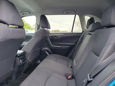 Used 2020 Toyota RAV4 LE image 11