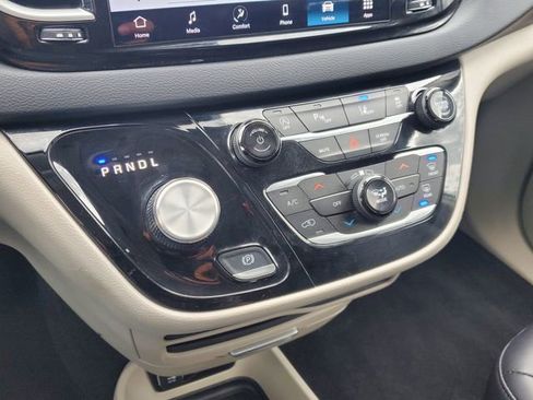 Certified 2024 Chrysler Pacifica Touring-L image 16