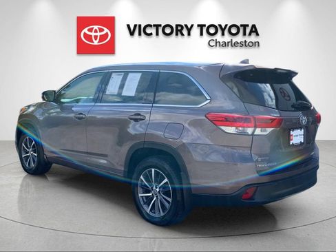 Used 2017 Toyota Highlander XLE AWD/4WD image 3