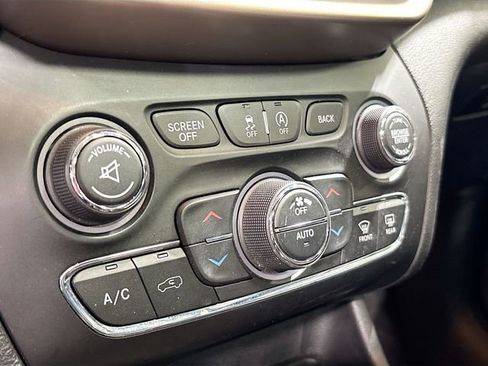 Used 2018 Jeep Cherokee Limited w/ Technology Group AWD/4WD image 17