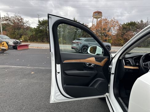 Used 2022 Volvo XC90 T6 Momentum w/ Advanced Package image 11
