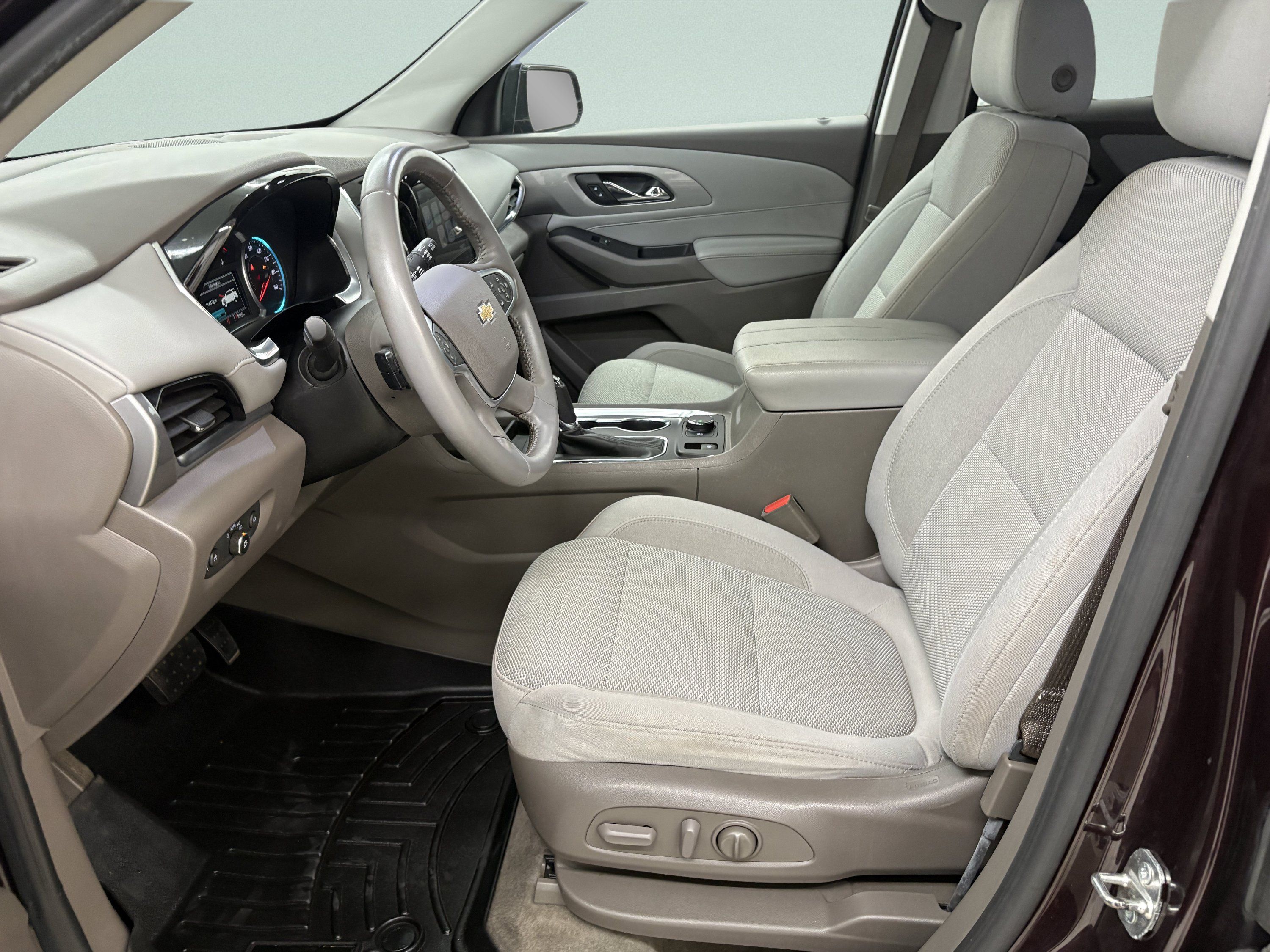 Used 2018 Chevrolet Traverse LT FWD image 12