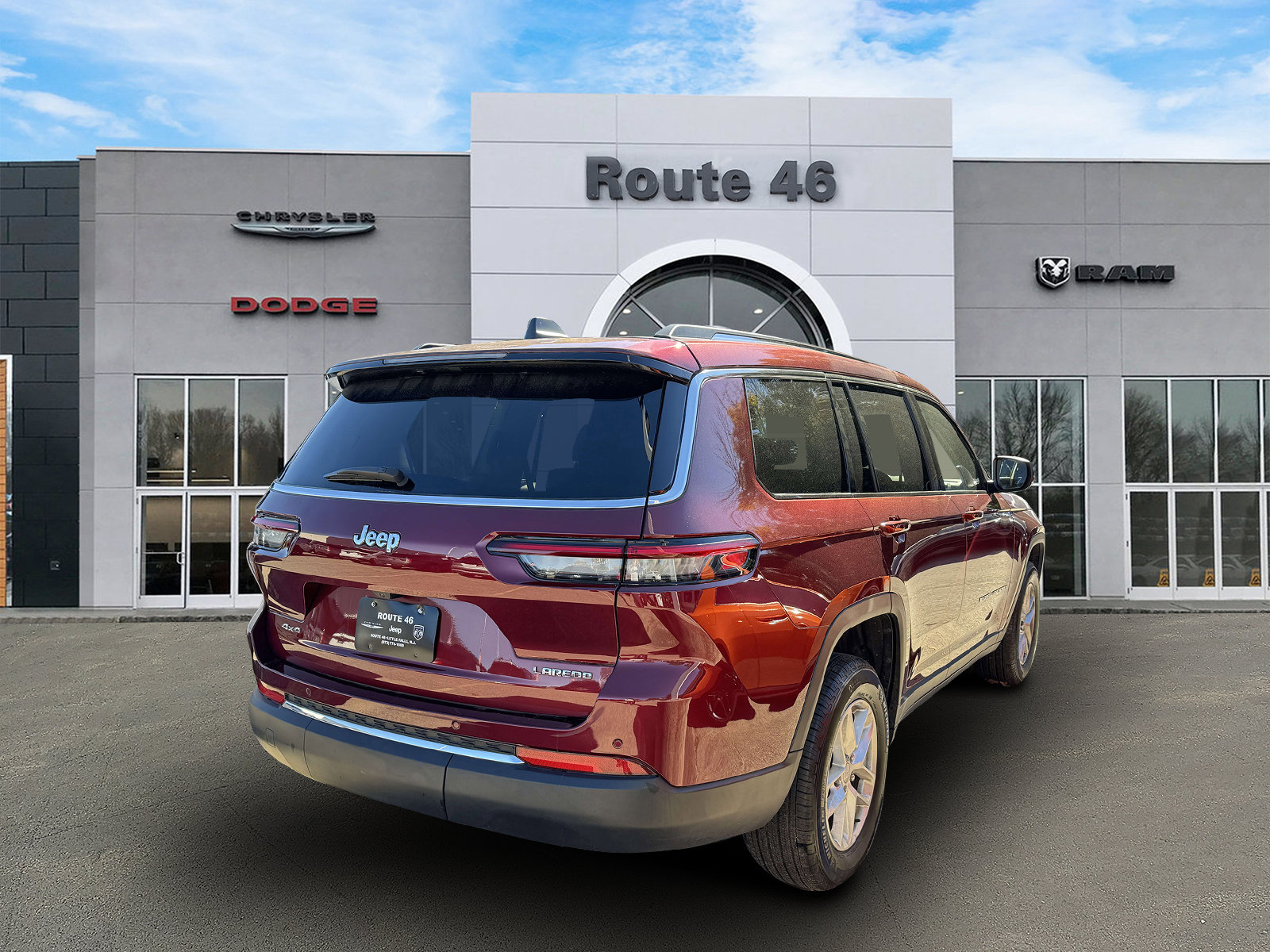 Used 2023 Jeep Grand Cherokee L Laredo w/ Luxury Tech Group I AWD/4WD image 5