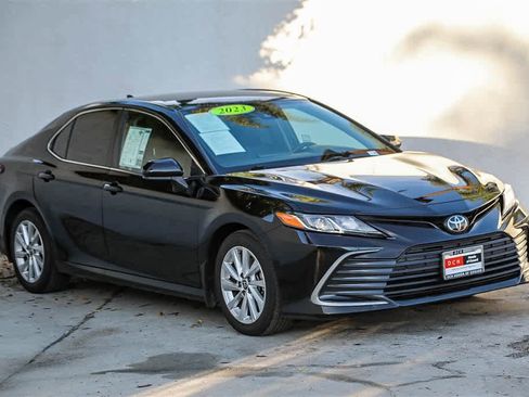 Used 2023 Toyota Camry LE image 3