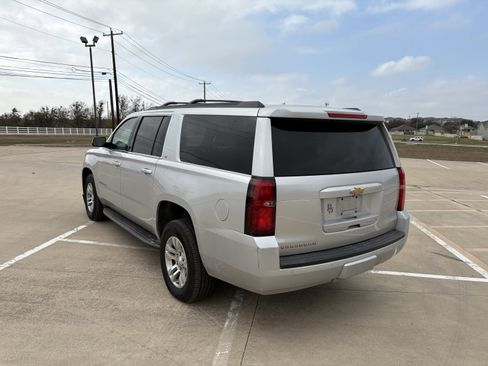 Used 2018 Chevrolet Suburban LT image 3