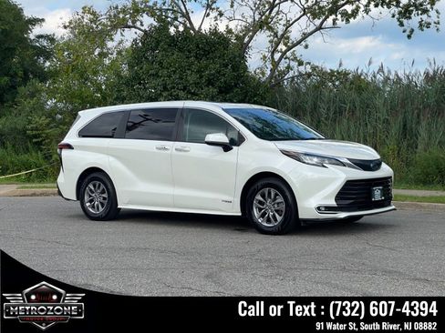 Used 2021 Toyota Sienna XLE FWD image 3