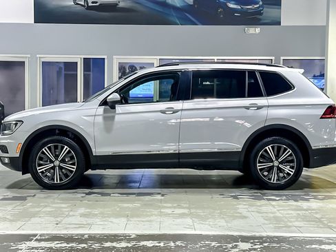 Used 2018 Volkswagen Tiguan SE w/ 18" Alloy Wheels Package image 2