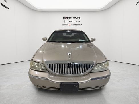 Used 2004 Lincoln Town Car Signature RWD image 8