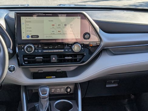 Used 2023 Toyota Highlander Limited image 19