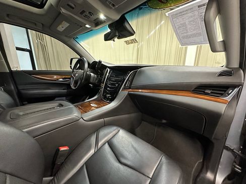 Used 2020 Cadillac Escalade Luxury image 18