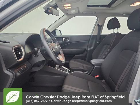 Used 2025 Hyundai Venue SEL FWD image 18