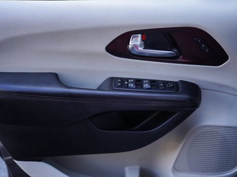 Used 2020 Chrysler Pacifica Limited image 36