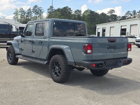Used 2025 Jeep Gladiator Sport image 3