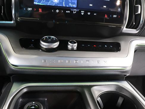 Used 2025 Ford Expedition Platinum image 11