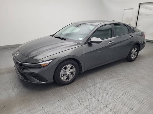 Used 2025 Hyundai Elantra SE FWD image 2