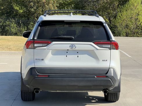 Used 2021 Toyota RAV4 XLE Premium FWD image 4