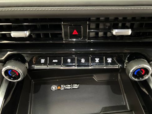 Used 2025 Chevrolet Suburban Z71 AWD/4WD image 46