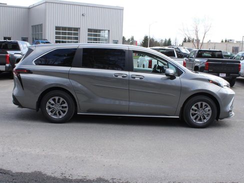 New 2026 Toyota Sienna LE AWD/4WD image 4