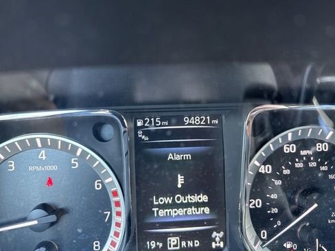 Used 2018 Nissan Titan SV w/ SV Convenience Package image 21