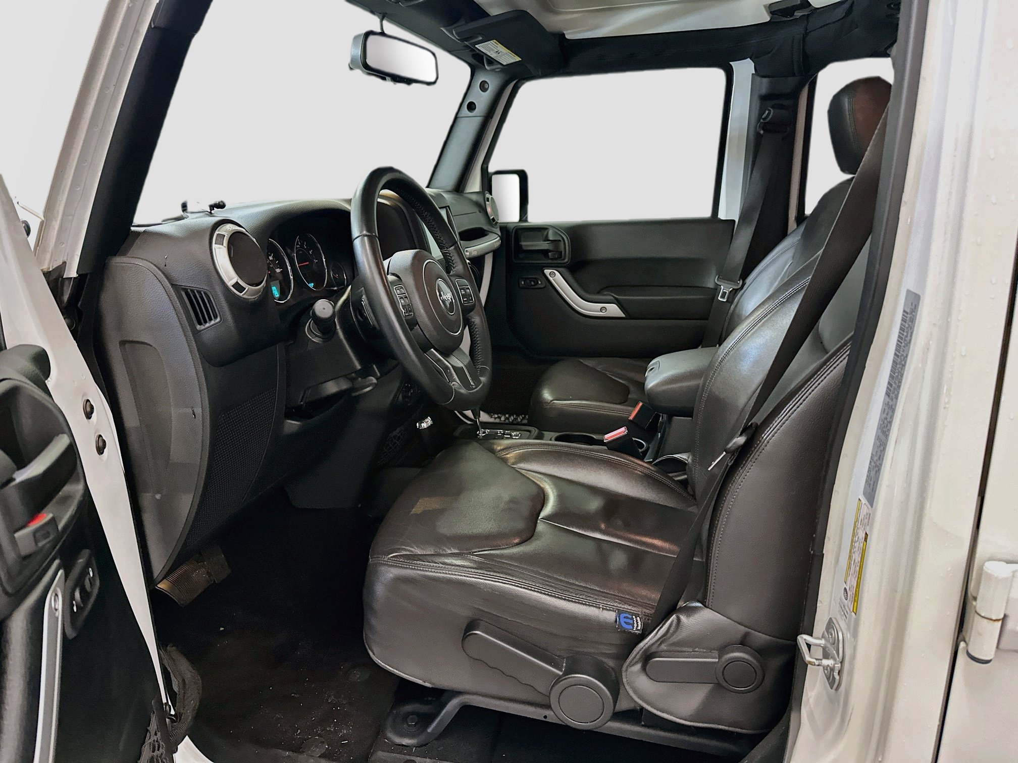 Used 2018 Jeep Wrangler Unlimited Sahara w/ Connectivity Group AWD/4WD image 13